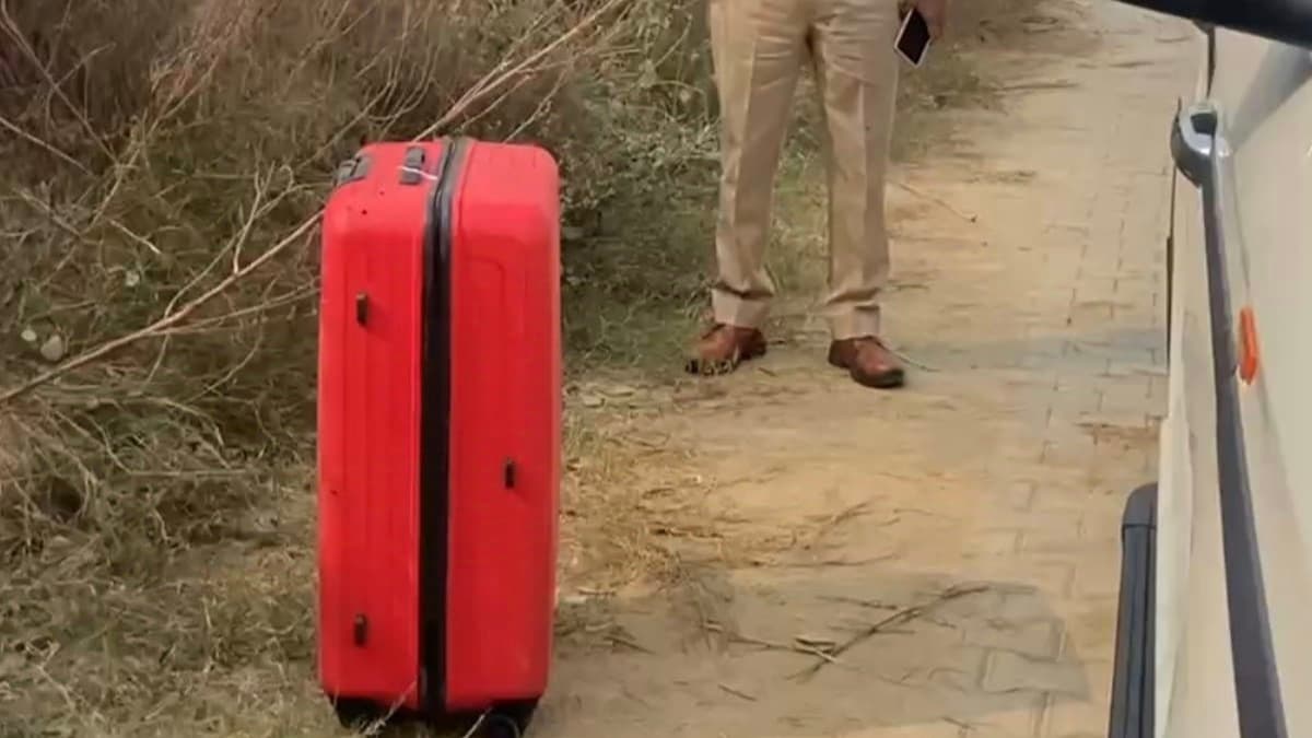 Suitcase Stuffed With Womans Body Found On Delhi Lucknow Highway gnr 