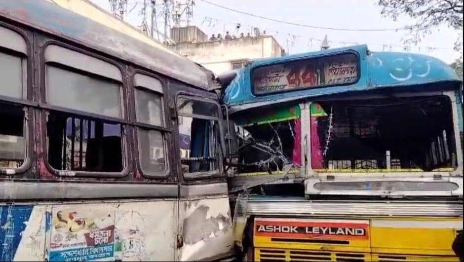 Two bus collision, 29 passengers injured in kolkata