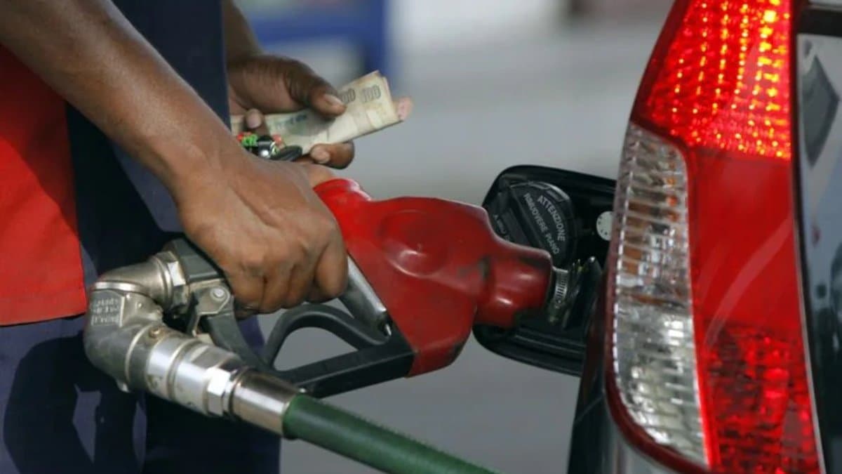 Delhi petrol pumps not to provide oil to 15 years old cars from 31st march