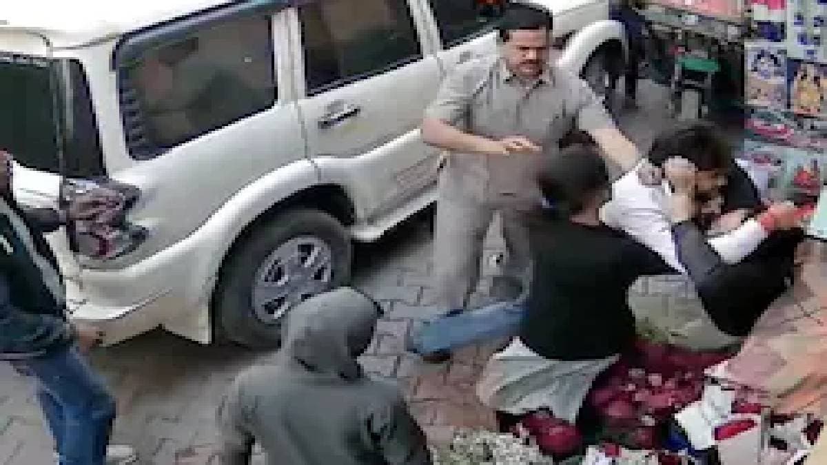 UP ministers relative exchange blows with flower vendors at Meerut