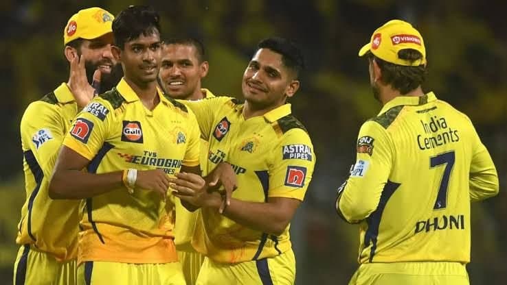 CSK: চোটের ধাক্কা ধোনির দলে, এক মাসের জন্য মাঠের বাইরে নির্ভরযোগ্য পেসার