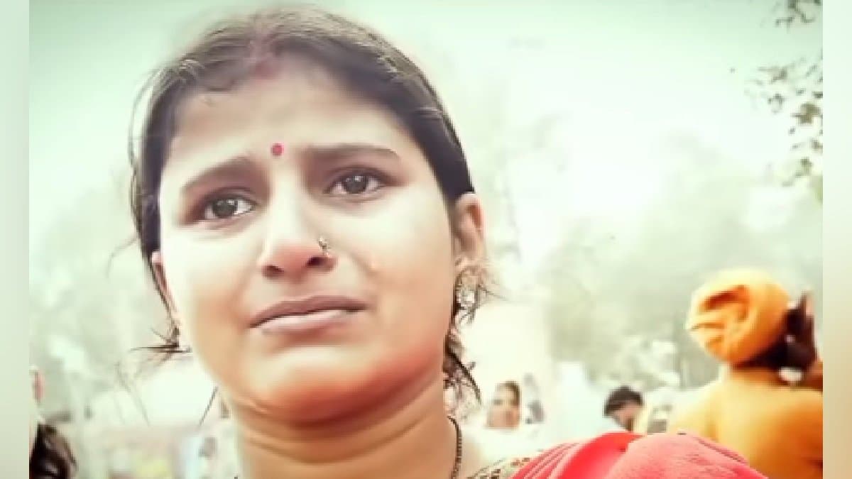 Mahakumbhmela2025 Woman breaks down in tears at Mahakumbh after losing her mother-in-law gnr