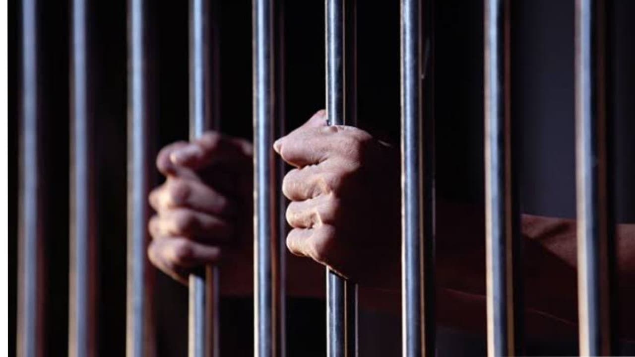 under trial prisoner attend to harmful incident with himself in howrah court room_gnr