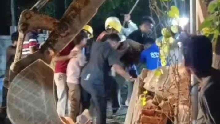 One Worker Killed Two Injured After Under construction Wall Collapses in Howrah