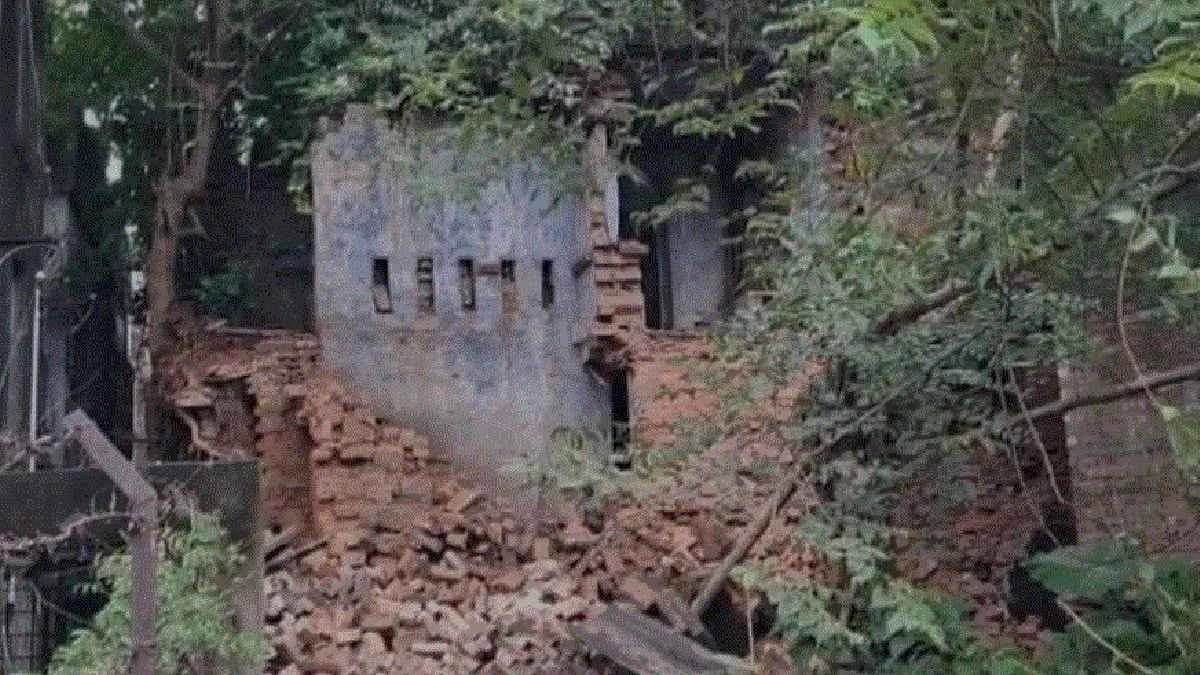 One Buildng collapse in Hoogly