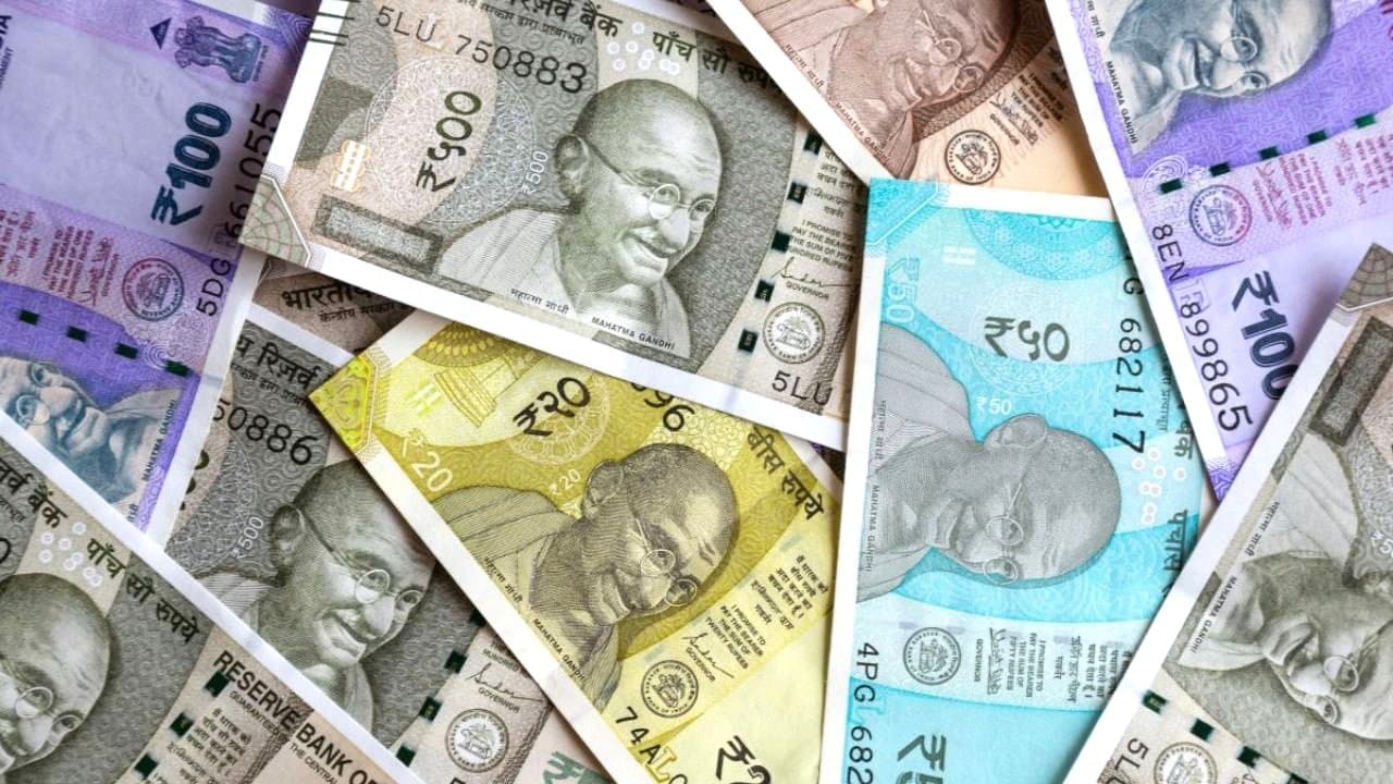 Indian rupee falls to record low 