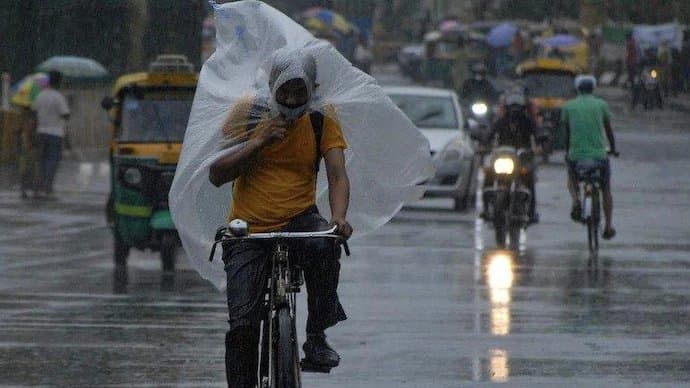 IMD Weather Forecast Thunderstorm Warning in Two Districts in Next Hours Heavy Rainfall in 11 Districts in West Bengal 