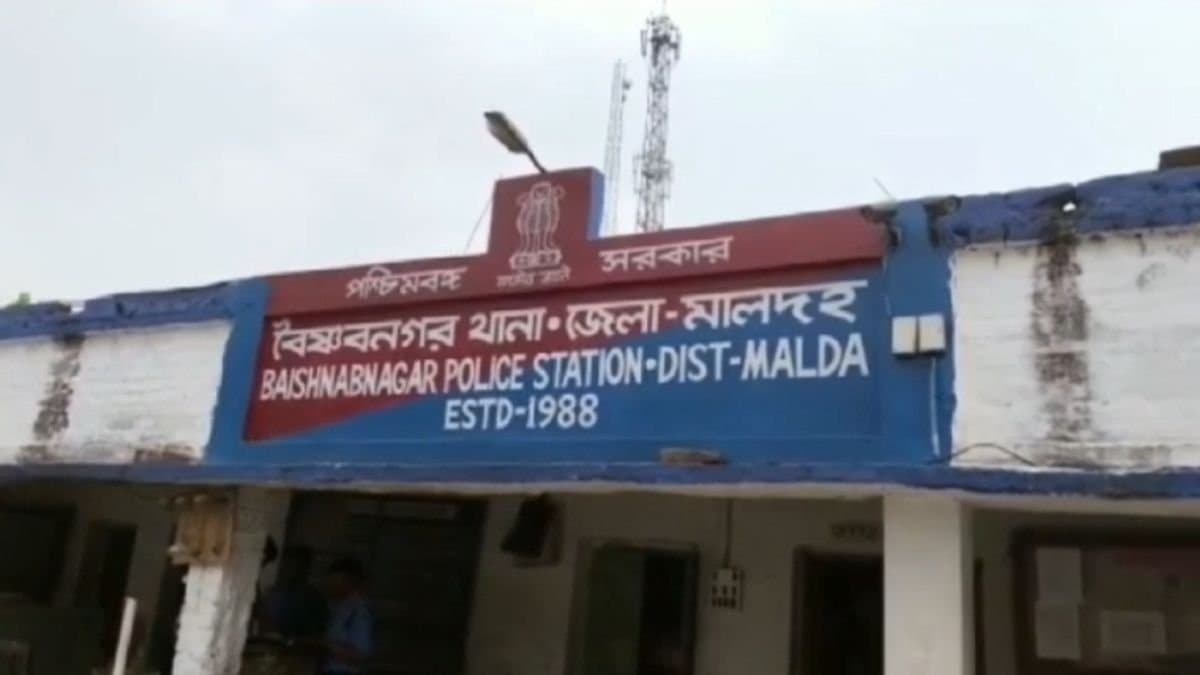 Chasing a woman miscreant try to harrass her sexually in baishnabnagargnr 