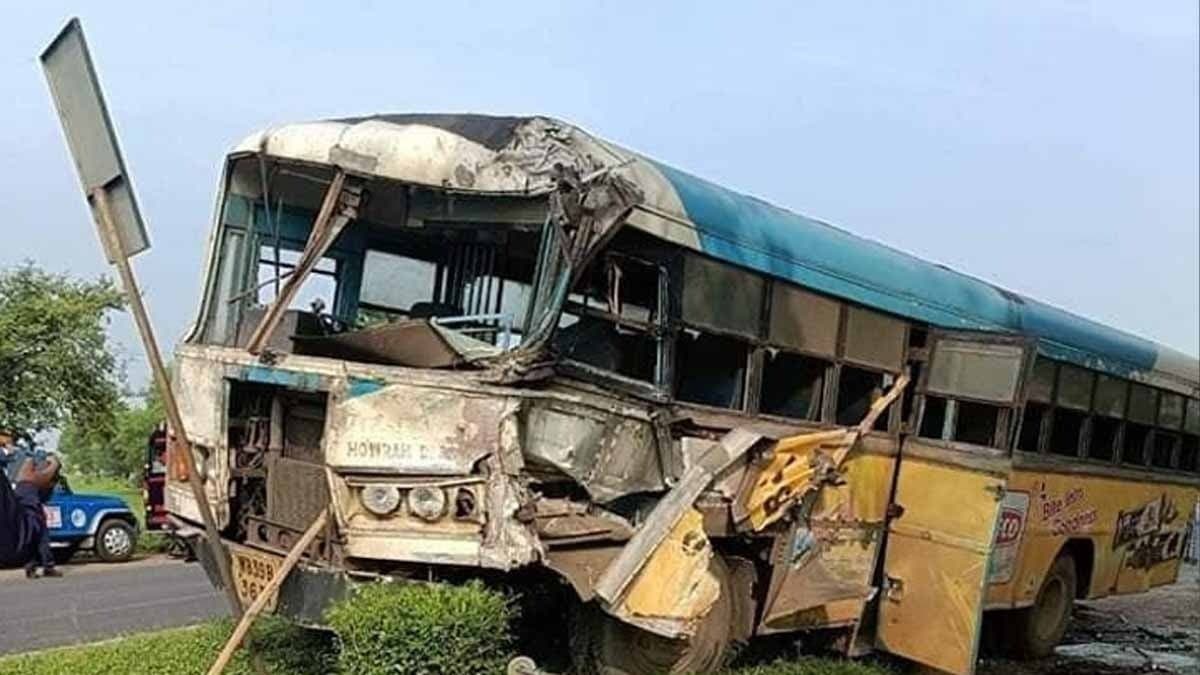 Atleast 12 injured in bus accident in Murshidabad gnr 