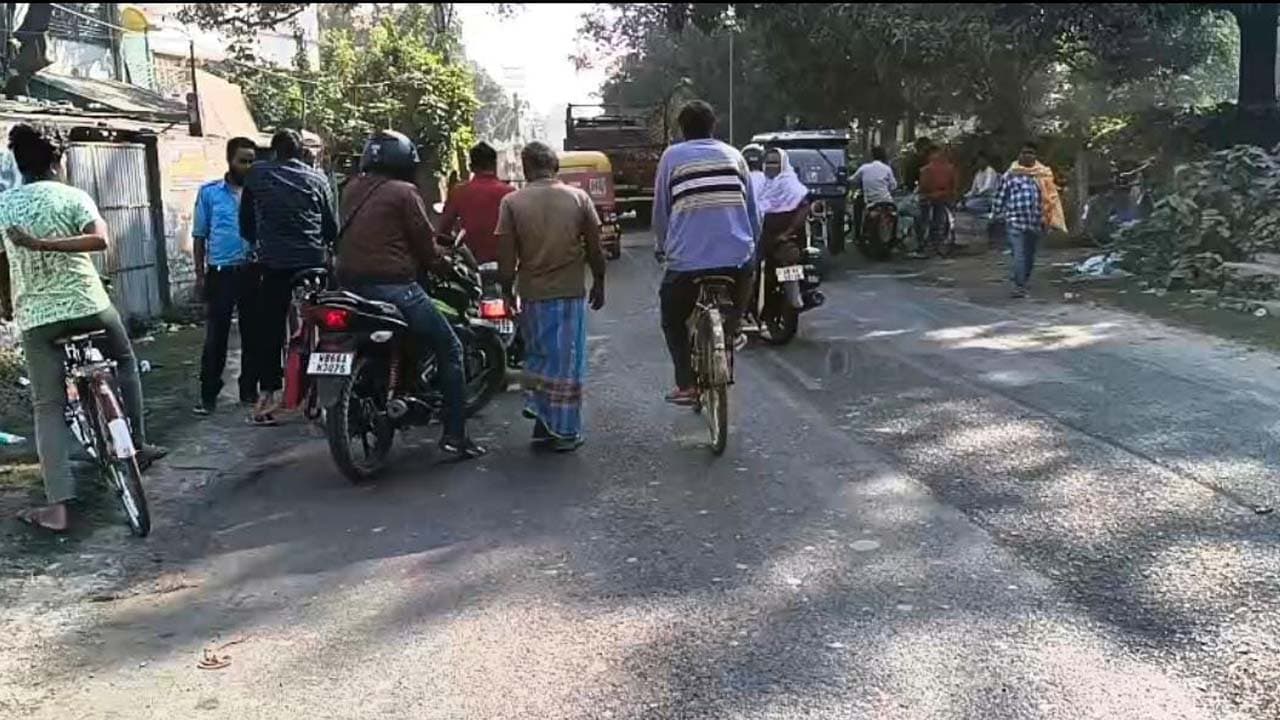 Villagers beat up police in Maldas English Bazar over minors death in road accident