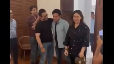 Sachin Tendulkar surprises Aamir Khan at movie screening 