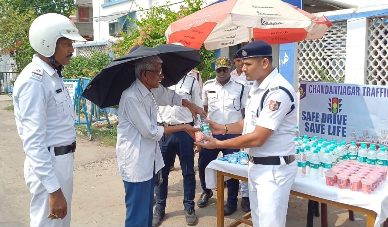 chinsurah traffic police delivering cold water and glucoz in hot summer