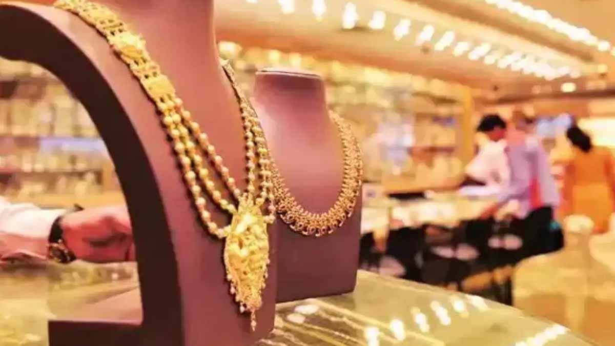 Gold Rate Today Falls In India Check 22 Carat  Gold Price In Your City On October 8 gnr 