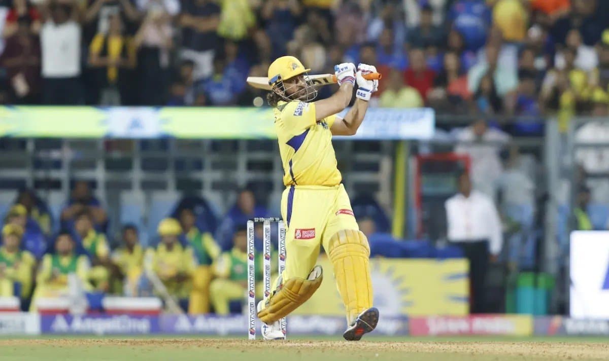 MS Dhoni: দলের স্বার্থে চোট নিয়ে খেলছেন ধোনি, জানালেন কোচ 