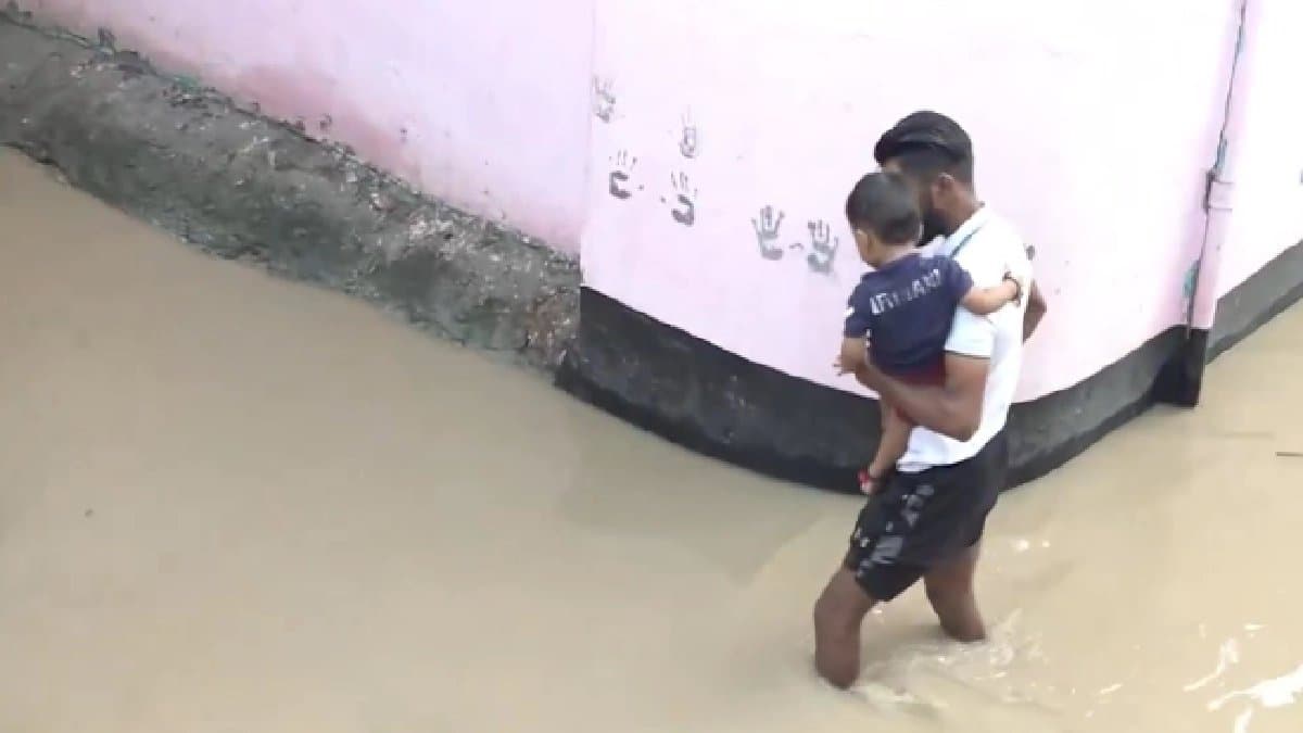 Delhi Weather Update Yamuna Breaches Danger Mark Water Enters Houses