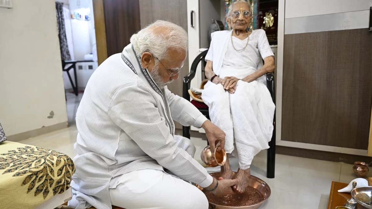 PM Modi attacks Congress, RJD for talking about his late mother