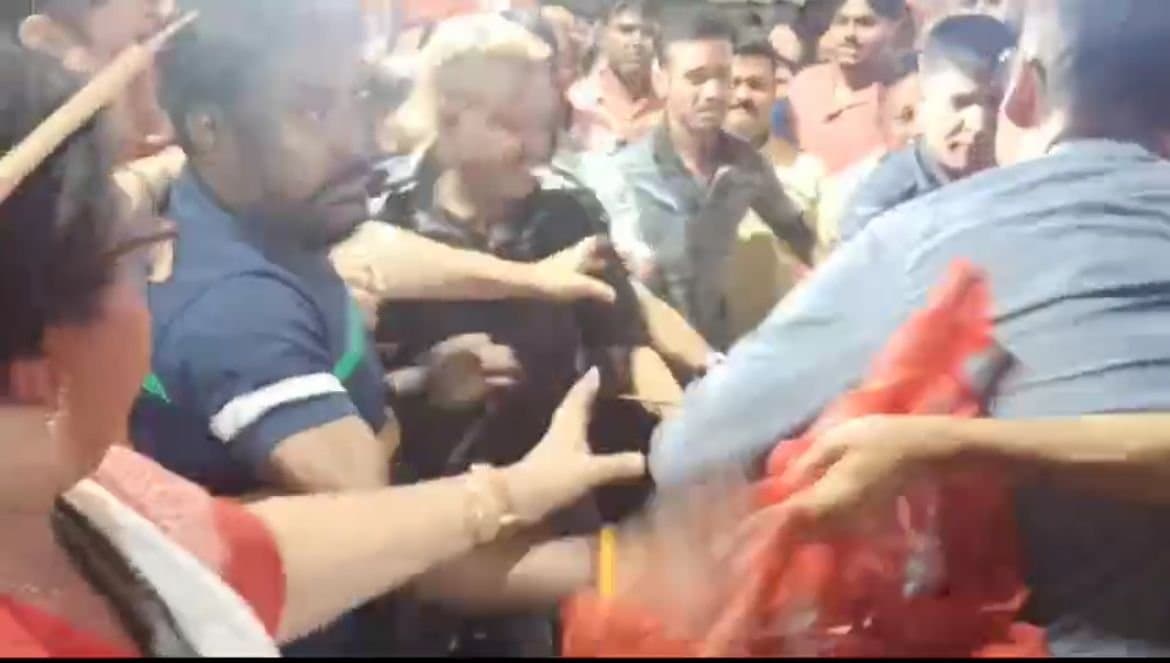 Chaos between bjp and dyfi while protesting infrong of parnashree police station