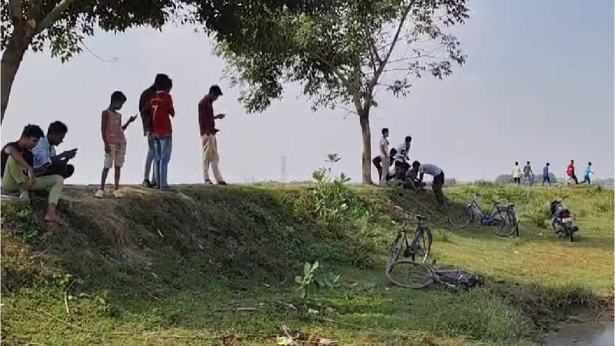 People of Murshidabad thronging beside river for internet connection gnr