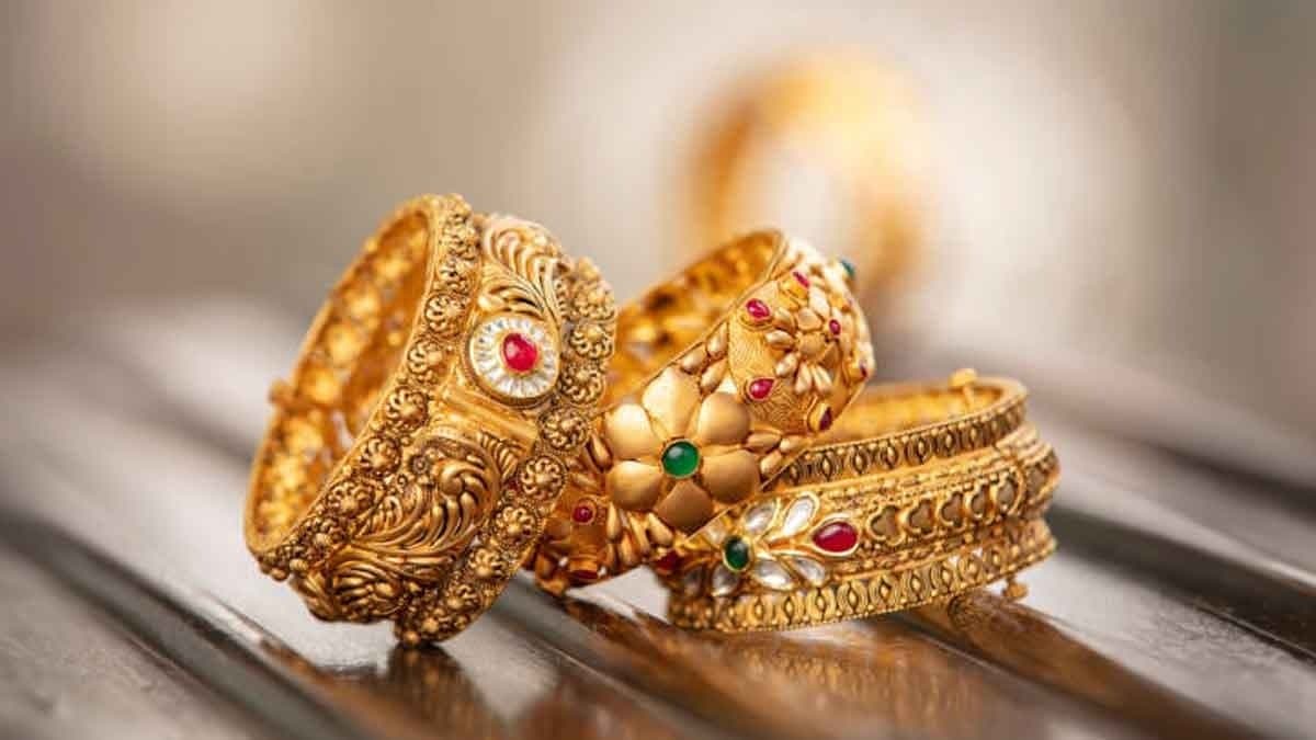 Gold Price Falls across India before Dhanteras check 22 carat and 24 carat gold price October 29 in your city 