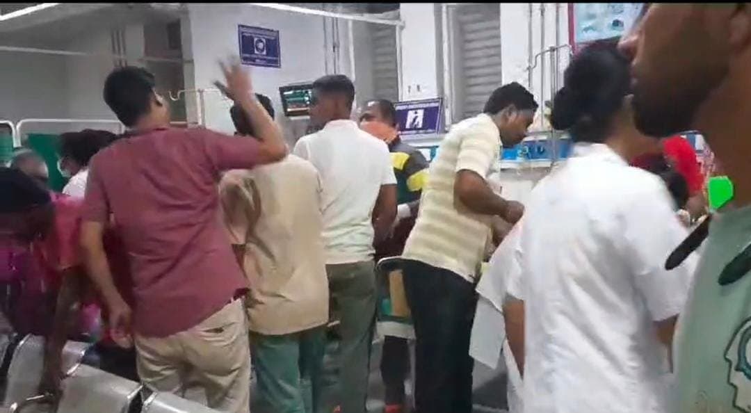 Murshidabad: শ্বশুরবাড়ির সদস্যের আগুনে পুড়িয়ে আত্মহত্যার চেষ্টা, হুলুস্থুলু পড়ে গেল মুর্শিদাবাদের সাগরদিঘিতে