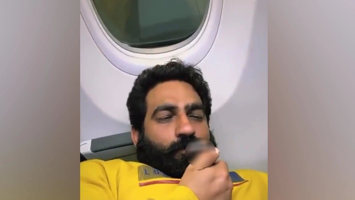 passenger-confronts-woman-for-smoking-inside-train video viral