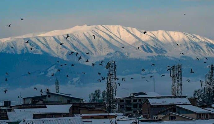 Jammu and Kashmir receives snowfall, turns into winter wonderland