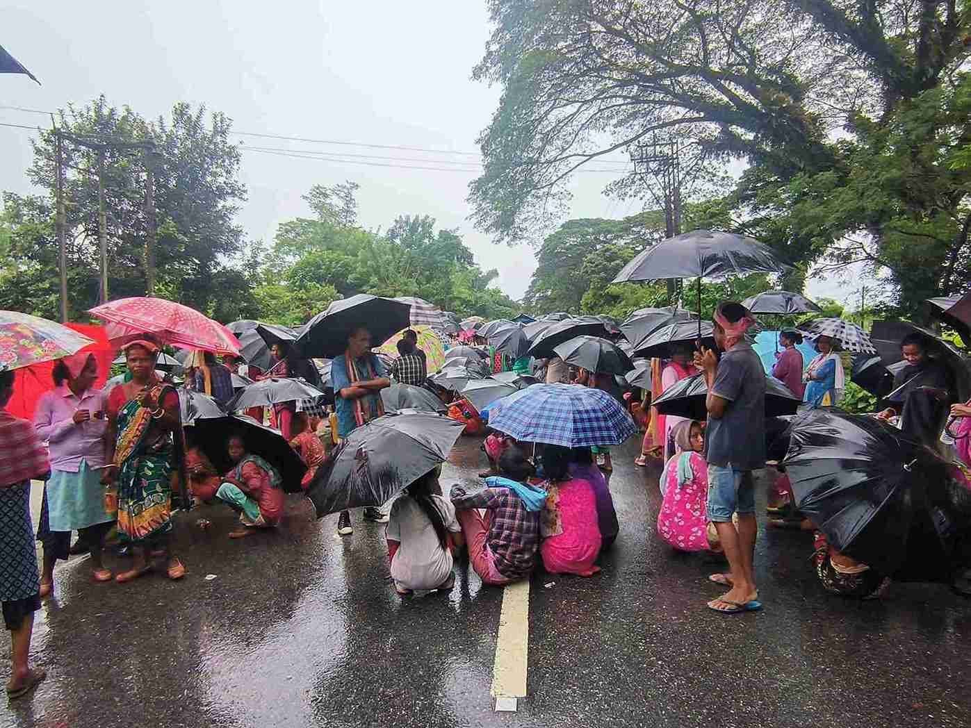 several important roads blocked as Tea workers continue to protest demanding 20% ​​bonus