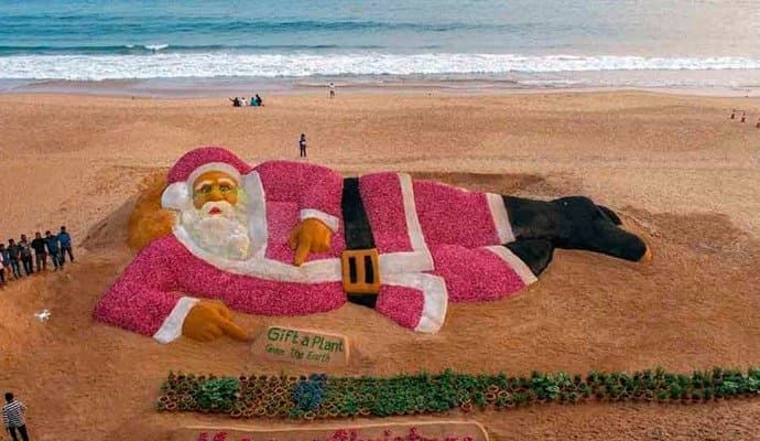 santaclaus statue create by the use of onion