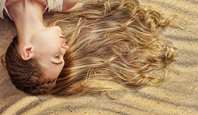 Hair Care: সূর্যের ক্ষতিকর রশ্মি থেকে চুলকে সুরক্ষা দেবেন কোন উপায়ে?
