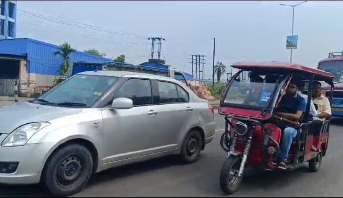Toto running in delhi road after accident