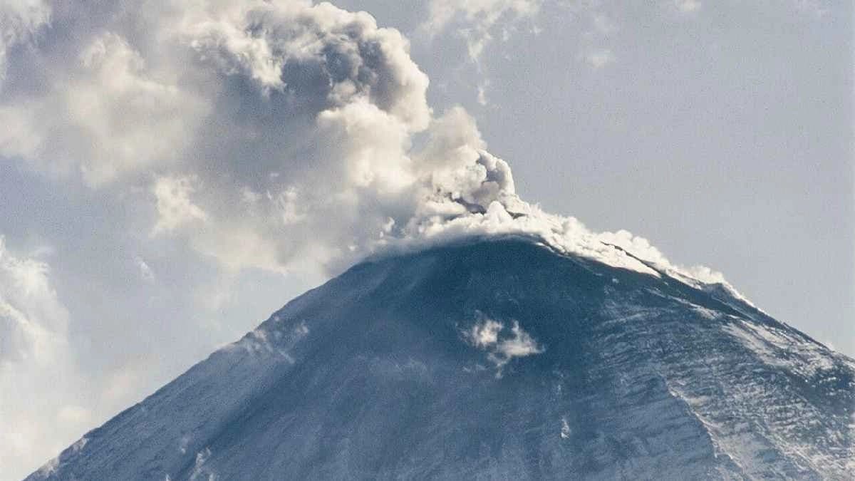 The Eruption of Krasheninnokov Volcano makes panic after 600 years