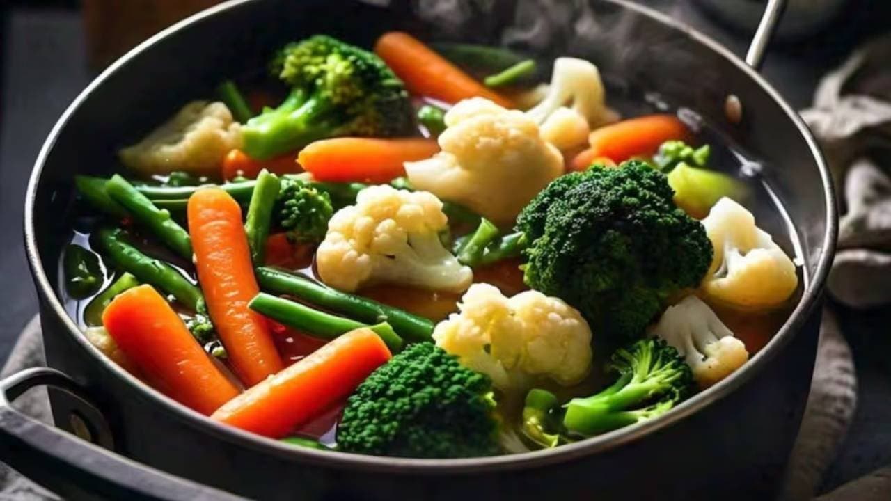 Raw vs cooked vegetables: Which retains more nutrients