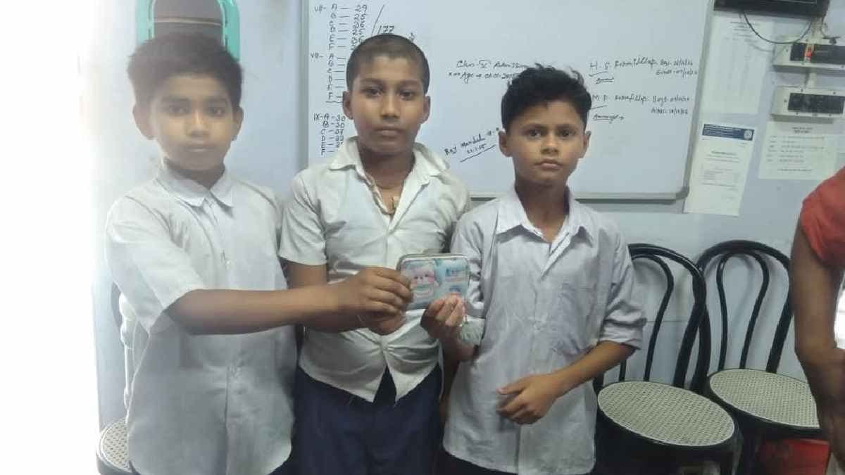 Three Nadia school students in spotlight for setting an example of honesty by returning classmate money bag