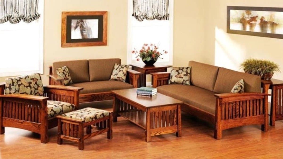 How to maintain wooden furniture from moisture during monsoon 