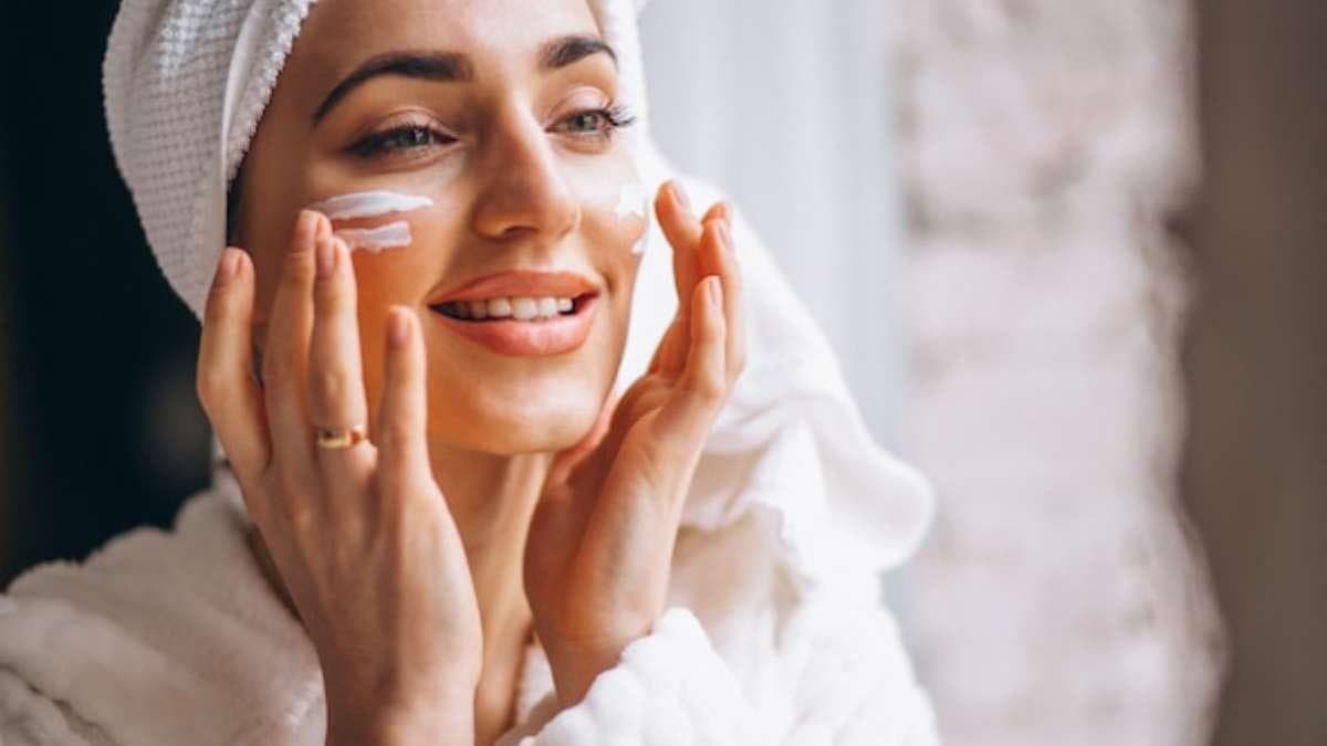 this home made natural moisturizer cream made with hibiscus flower can make your skin glowing and shiny like mirror and gives moisturized skin in winter lif
