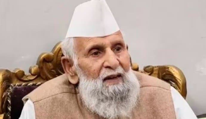 senior Samajwadi Party leader, dies at 94