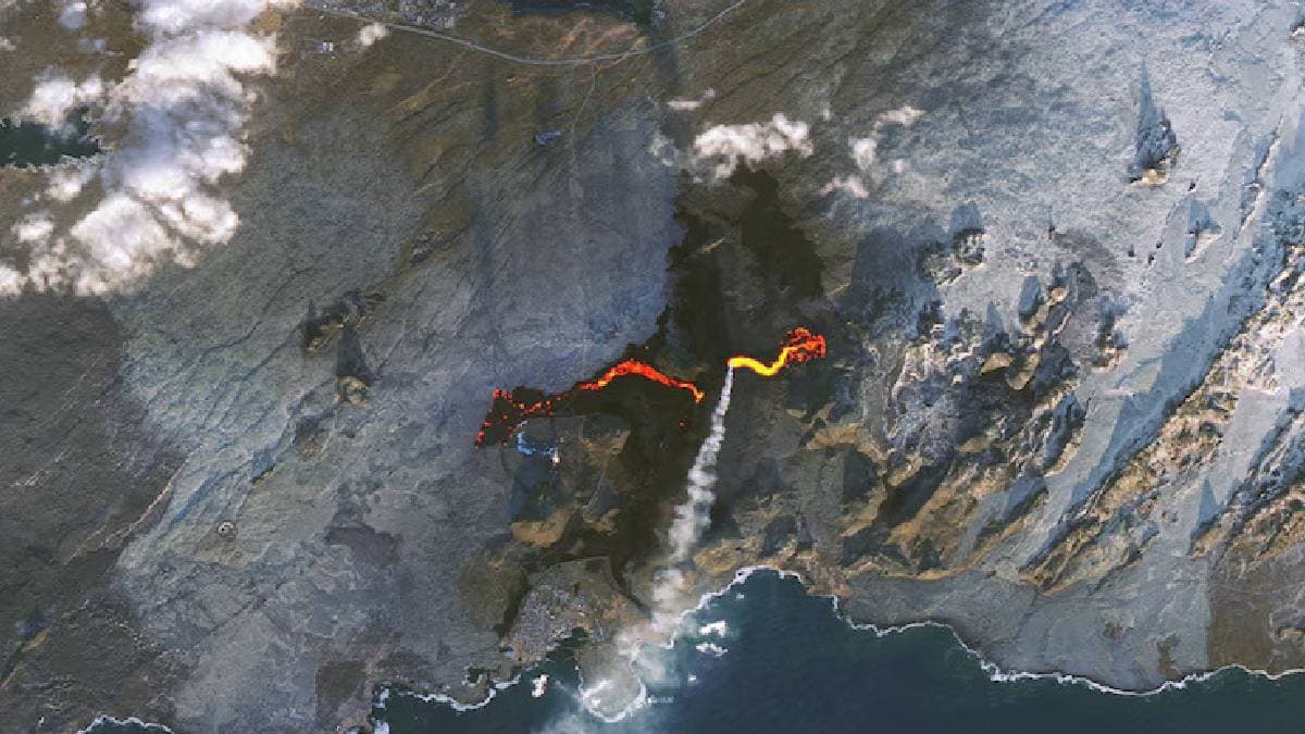  NASA Captures Satellite Image Showing Red-Hot Lava Oozing From Iceland s Volcanic Eruption gnr