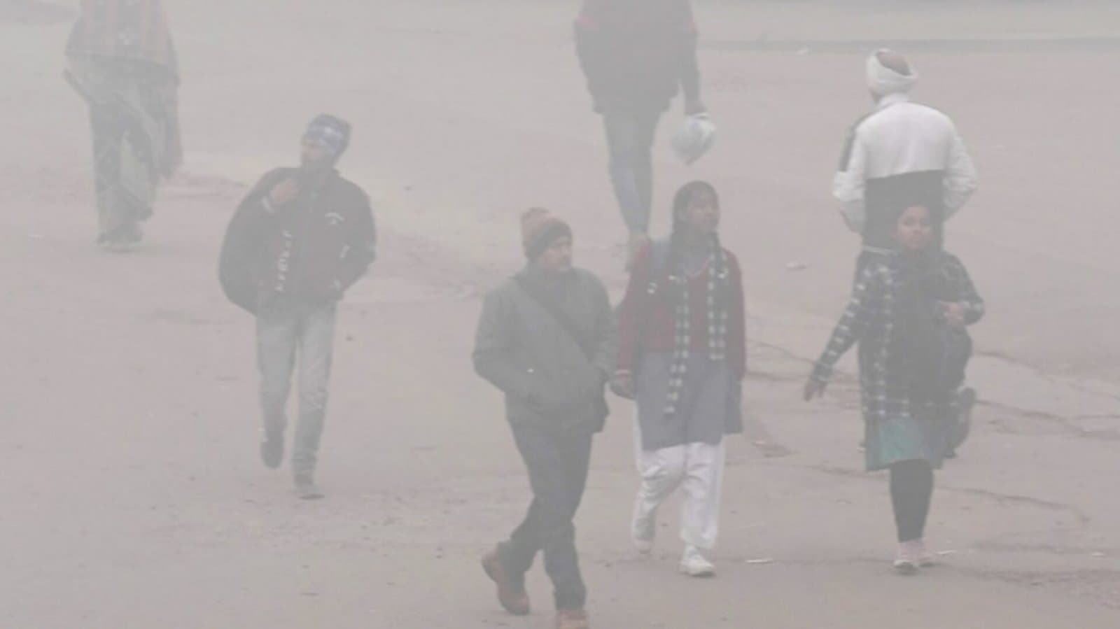 Delhi witnesses biting cold weather at 4.7 degrees
