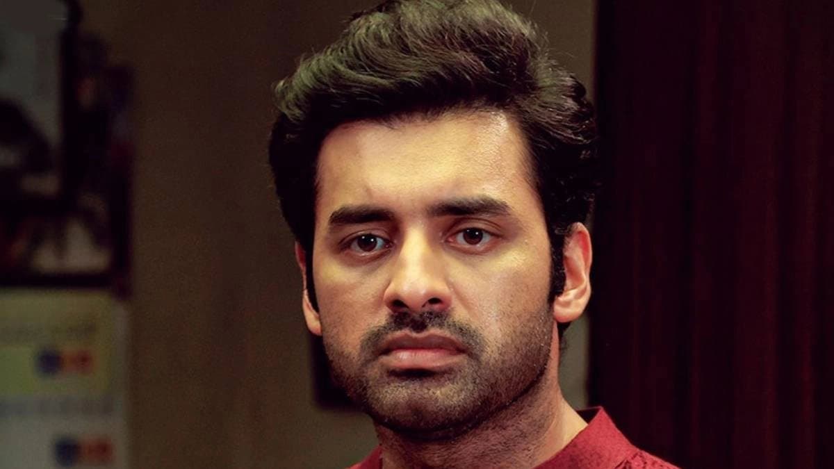 Ankush hazra plays a prank on stage in zee bangla show