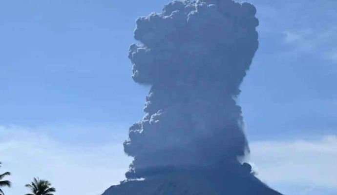Indonesia Mount Ibu erupts again
