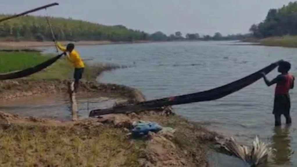 Bankura Farmers Still Using Small Boat Dungi