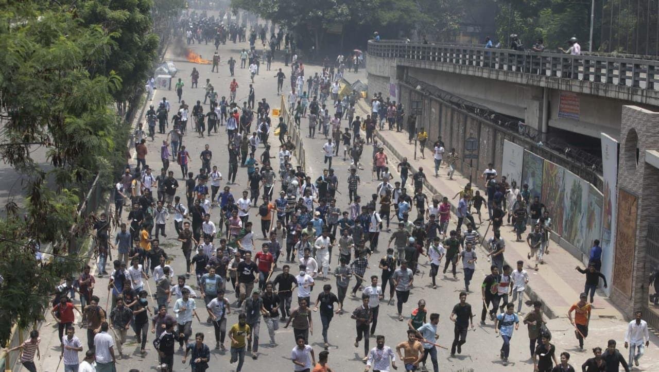 Bangladesh Protests: দফায় দফায় সংঘর্ষ, উত্তাল বাংলাদেশে নিহত ১৭