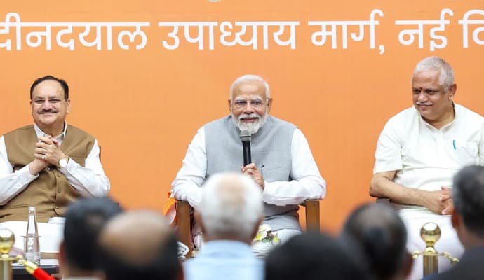 PM Modi Meets Party Staffers gnr