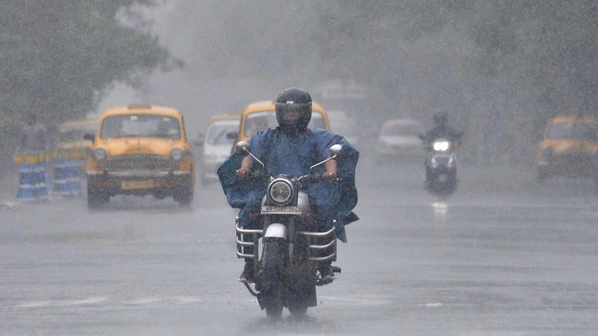 IMD Weather Forecast Heavy Rainfall Thunderstorm Orange Alert in Six Districts in West Bengal 