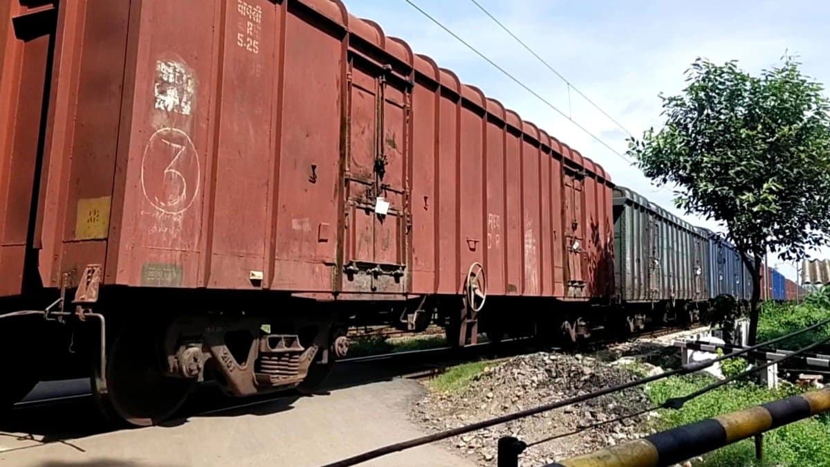 Technical fault in Goods train at sealdah budge budge section