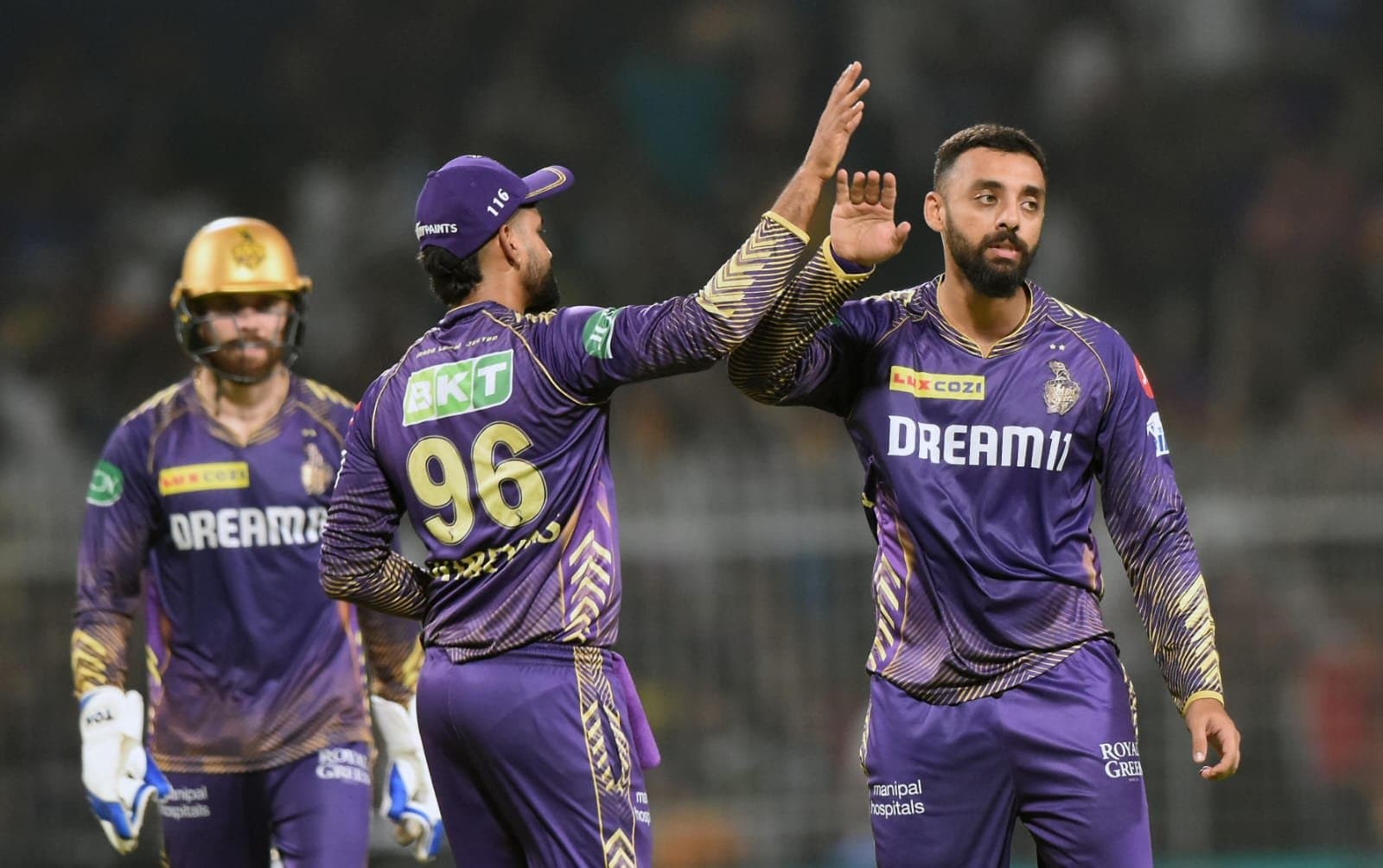 KKR-MI: বোলারদের দাপটে ফের মুম্বই বধ, প্রথম দল হিসেবে প্লে অফে কেকেআর