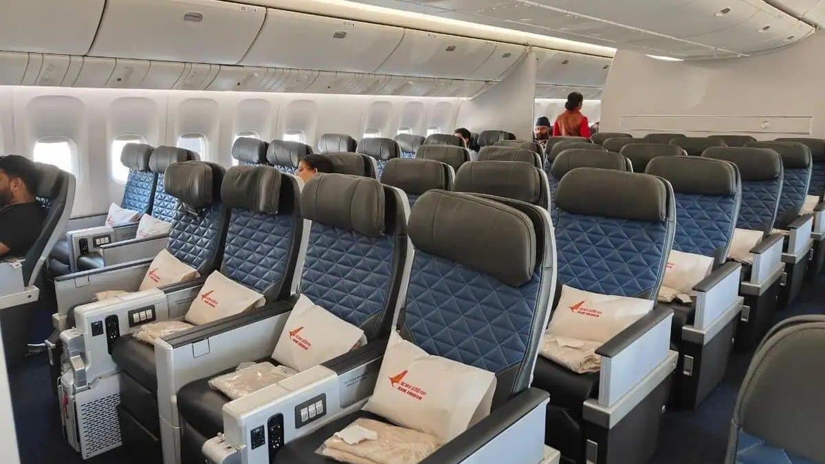 Do you know why aeroplanes dim their cabin lights during take off and landing