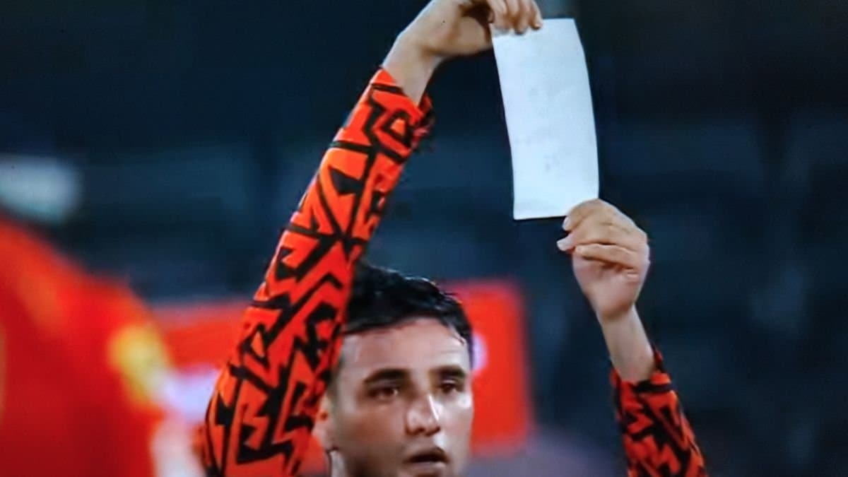 IPL 2025: Abhishek Sharma takes out chit after blasting 40 ball IPL century against Punjab Kings spt