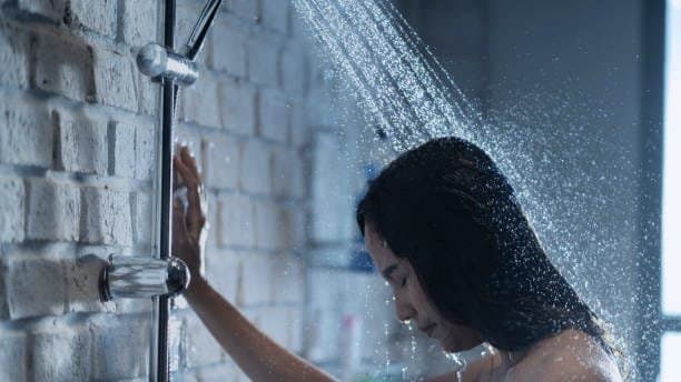 Daughter in law used to take time to bath mother in law peeked into the bathroom then this happened gnr 