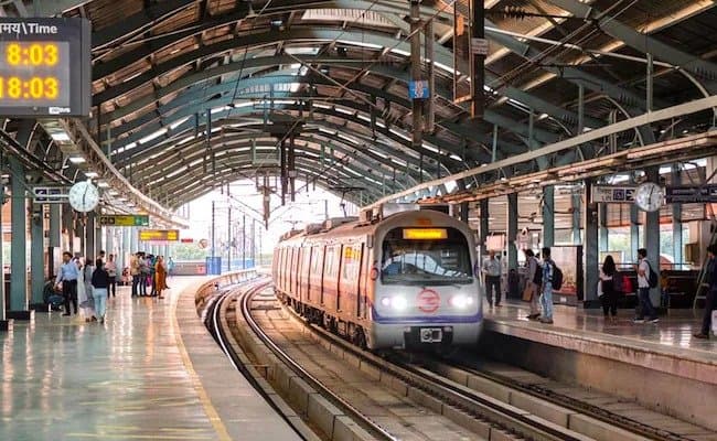 Delhi Metro: উঁচু প্ল্যাটফর্ম থেকে নিচের রাস্তায় ঝাঁপ দিলেন যাত্রী, তারপর? জানুন মর্মান্তিক পরিণতি